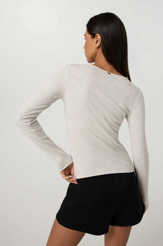 Vuori: Women's Long Sleeve Pose Subtle Scoop