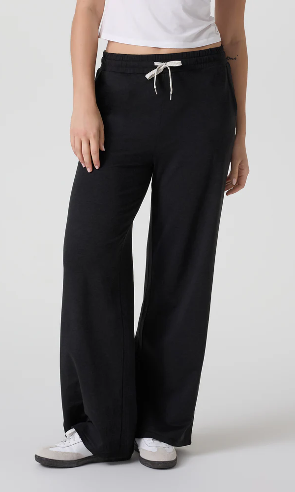 Vuori Women's Halo Essential Wideleg Pant, alternate view 5