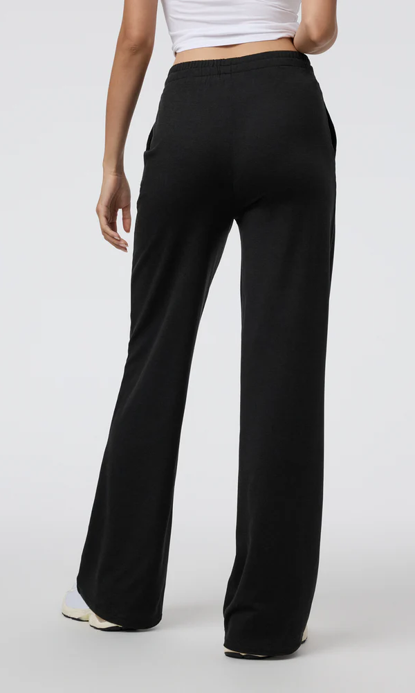 Vuori Women's Halo Essential Wideleg Pant, alternate view 3